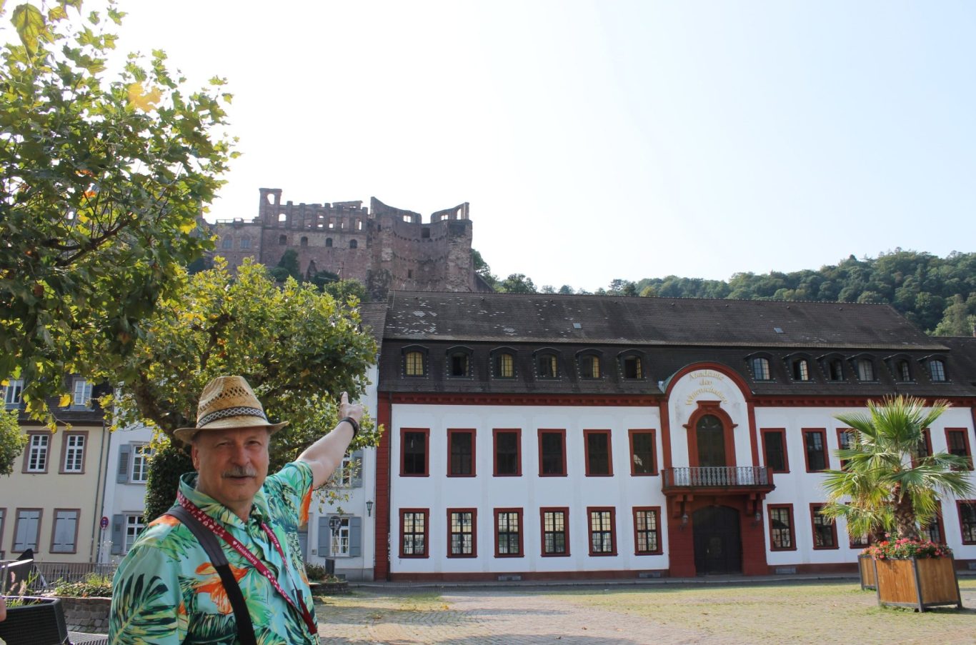 Heidelberger Gästeführer Andreas Beck zeigt auf das Heidelberger Schloss Heidelberger Schloss